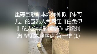  风情学妹露脸趴在纹身大哥胯间舔弄大鸡巴，开档黑丝激情上位主动抽插让大哥玩弄奶头