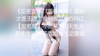  肉丝漂亮伪娘 大白天来到公园掏出鸡鸡边走边撸 附近有老人小孩吵闹