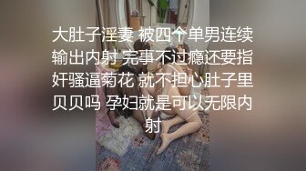 高颜值气质骚妻 爽不爽 嗯 哪里爽 看老婆坐在单男身上 自己抽插配合那享受的表情 鸡儿就兴奋