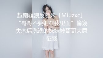 嫩模丝丝坐在沙发上玩逼拍写真被摄影师和导演肆意玩弄