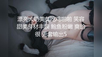 这骚男的周末过的很性福啊让人羡慕嫉妒恨 女友和闺蜜三人坐沙发上不时抠逼揉奶最后啪啪双飞娇吟销魂