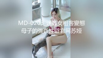 科技园女厕蹲守牛仔裤大美妞 毛丛间阴户高高突起就开一个小缝