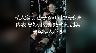 民宿老板窗外偷窥入住的情侣洗澡性感女友差点被男友在浴室里 就地正法