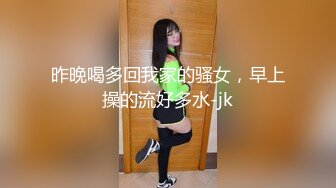 白嫩熟女寂寞难耐，在家自慰，越摸越痒，手指不自觉伸进逼里抠了起来！