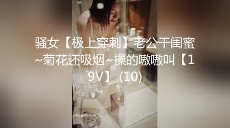 露脸女跪下吃鸡巴