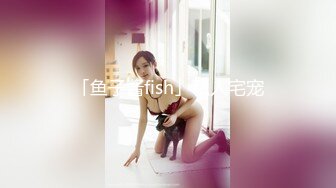   烈焰红唇美女大战头套男极品美腿吊带白丝，猛扣多毛骚穴，美女很享受直浪叫