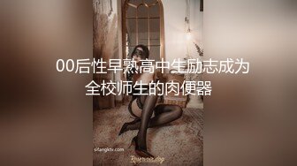  洗浴中心内部员工近距离偷拍几个白白嫩嫩的少妇洗澡聊天