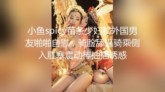  两男一女酒店开房！一个操逼哥们旁边观战！马尾辫小骚货，抓屌吸吮，多毛一线天肥逼