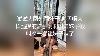 漂亮眼睛有点像混血红唇美女，露臀白网袜电臀诱惑，拨开内裤露多毛小穴，手指拍打大量出水，顶级美腿玩一年