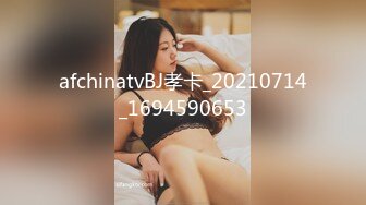 长发美女雪儿粉和男粉丝在网吧厕所约啪，爽到高潮但不敢叫出