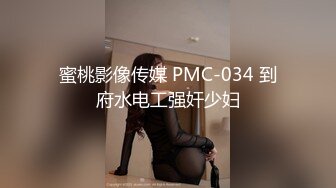 再约两个甜美萌妹双飞啪啪左拥右抱一起舔弄翘起屁股轮着操