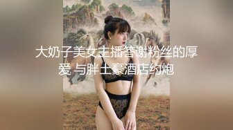 抄底雨中打傘粉內內眼鏡妹,雪白性感美腿太迷人了