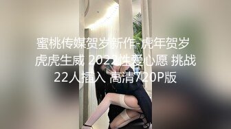 海南三亚湾海滩 一女子全裸未着寸缕 淡定让男子帮她拍照！这是提前给旁边小孩上性教育课了吗？！