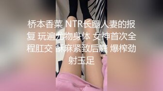 公交车站一路跟踪CD短裙美女竟然没有穿内内??两片有点发黑的大阴唇直接暴露出来了