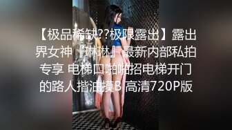 《极品反差?女大生》04年身材苗条小姐姐【胡椒仔】露脸高价定制，各种COSER粗大道具紫薇，新娘子妆扮脸逼同框坐插