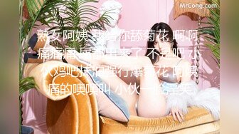 圆圆脸C罩杯短发新人美女，性感吊带小背心，拿出假屌磨蹭骚穴，骑坐抽插猛捅，菊花门口磨蹭，掏出大奶子很柔软