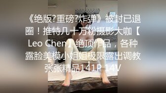 两个社会渣女小萝莉跟小哥哥一起激情大秀，全程露脸揉奶玩逼互动撩骚，道具抽插伺候小哥的大鸡巴，精彩刺激