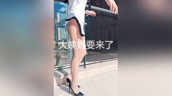 商场偷拍背带裙小美女粉嫩的BB