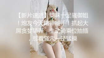 年轻小伙子和阿姨，开车接出来在车上玩奶摸逼，‘想跟我做爱吗阿姨’，‘现在还不行，下午还去医院呢’，你下面好湿啦！