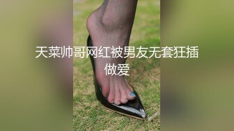 紧身短裤气质小姐姐，镜子前翘臀，肥唇骚穴道具插，掐着自己脖子