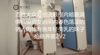  新来的小仙女全程露脸发骚，浴室洗澡诱惑狼友，跟狼友互动撩骚，道具抽插骚穴自己抠的浪叫不止