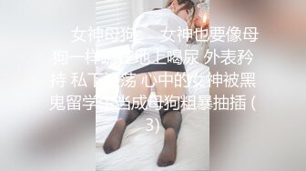 老房子年久失修 门缝下的小洞偷拍美女少妇洗澡