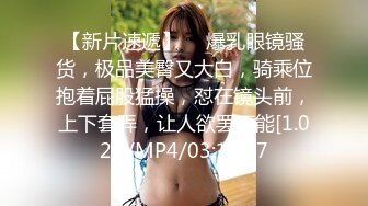 大二兼职美女终于被色魔摄影师忽悠脱光光成功打炮