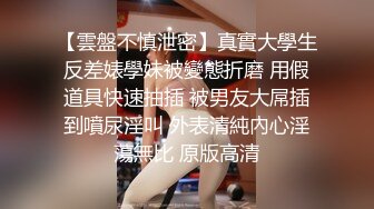 偷窥黑衣牛仔短裤美眉从公交车跟随她进厕所嘘嘘