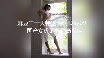 平面模特女友用舌尖舔着我的屁眼，让我把滚烫的精液喷射在她的大奶子上