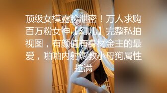 精彩4P露脸被两个大哥蹂躏的小少妇，口交大鸡巴让大哥捆绑玩弄滴蜡，左右一起吃奶子，洗澡抠逼各种体位抽插