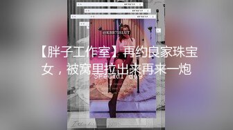 唱歌唱的正嗨服務生亂入竟誘惑服務生一起加入荒唐女大生的性愛KTV淫亂趴[