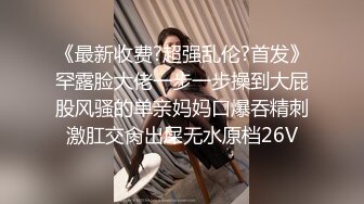 躲进女厕透过门缝拍到正在洗手的贵妇，看镯子成色应该值不少钱，B也很肉感，尿劲十足