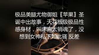 颜值不错的小少妇，开档黑丝情趣诱惑乖巧的躺在床上被小哥玩弄骚逼舔穴，被小哥各种爆草抽插蹂躏，洗澡诱惑