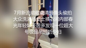 内射顺着逼往外流的小姐姐