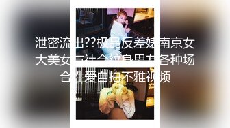 中年夫妻看着电视在客厅沙发大战一番骚妻