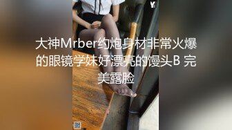  好舔的大奶美女跟大哥开房啪啪直播给狼友看，互动撩骚喂大哥吃奶子，各种舔弄大鸡巴真骚