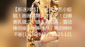 潮男靓妹公共卫生间里拍动作片 捂着嘴不敢大声叫