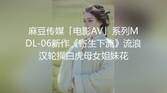 颜值不错的风骚女模特，大辫子漏出骚奶子诱惑狼友跟两位大哥激情3P，让小哥吃奶玩逼轮流爆草抽插，浪叫呻吟