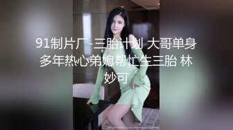  这俩妹子身材这么棒，苗条高挑的身材，颜值也不错啊，特别是卷发那位 很漂亮