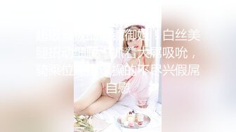 《母子乱伦》把老妈的睡裤连着内裤都退到了一半 在老妈的屁股沟里蹭起来 随着老妈的润滑我直接顶了进去