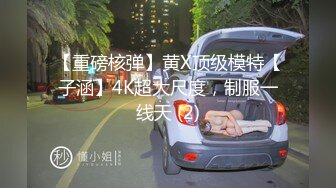 澡堂子偷拍眼镜妹脱一半裤子露出俩屁股蛋和同伴聊天