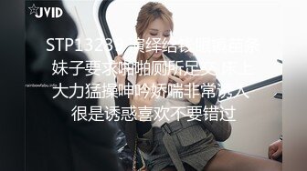 路边公厕全景偷拍几个出来散步的美女少妇 各种肥美的鲍鱼完美呈现 (1)