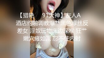 短发人妻母狗少妇，束缚着骚奶子让大哥后入草屁股