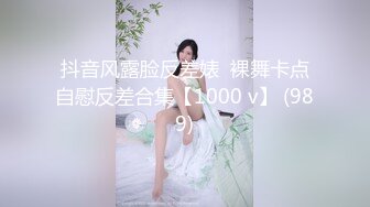 服装店的老板娘趁店里没顾客抓紧时间骚，试衣间里全裸自慰性感火辣热舞全裸，开着们都能看到外面真刺激