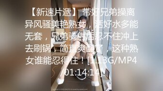 第一白虎美穴18极品萌妹，扎着麻花辫黑白丝袜，翘起双腿给你看小穴，按摩器玻璃棒双管齐下，奶子上抹酸奶浴室喷水