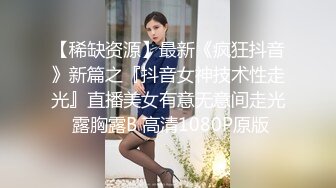 长腿反差嫩模，白色长筒袜与白虎嫩穴极致享受