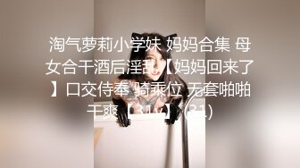 骚货老婆巨无霸自慰，老公的小鸡巴已满足不了需求，老公手拿假屌帮忙插！