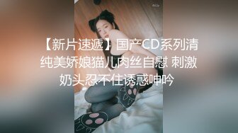 用金钱征服的女神，拉去开房跪舔大鸡巴，小手肌肤还挺白嫩的 怎么就会崇拜钱了呢！