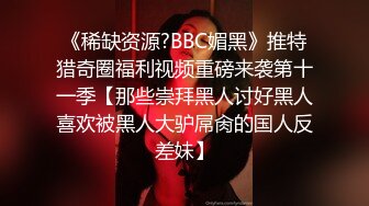 熟女姐姐的诱惑，全程露脸开档黑丝镜头前诱惑狼友，揉奶玩逼听指挥伸着舌头要舔鸡巴，道具抽插骚逼淫水多多