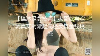    尤物骚女两男一女3P激情啪啪，从下往上视角拍摄，两根JB交掰穴揉搓尿尿，前后齐插被操的浪叫